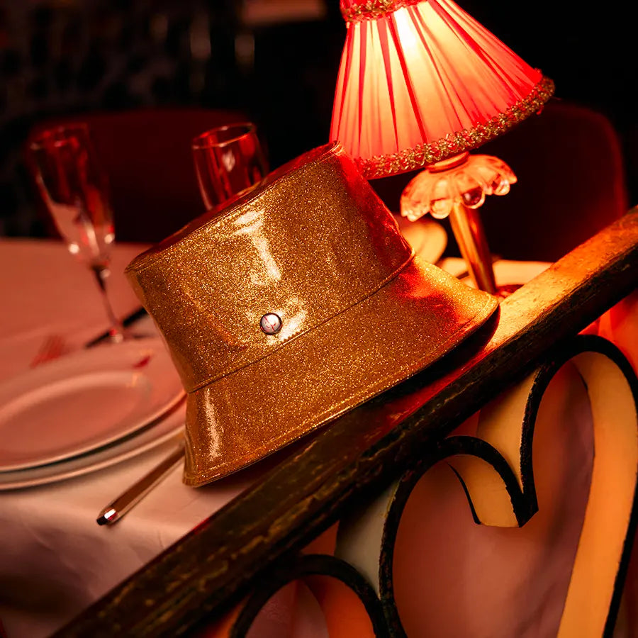 Bob Moulin rouge x Lastelier en vinyle doré pailleté sur la table Moulin Rouge