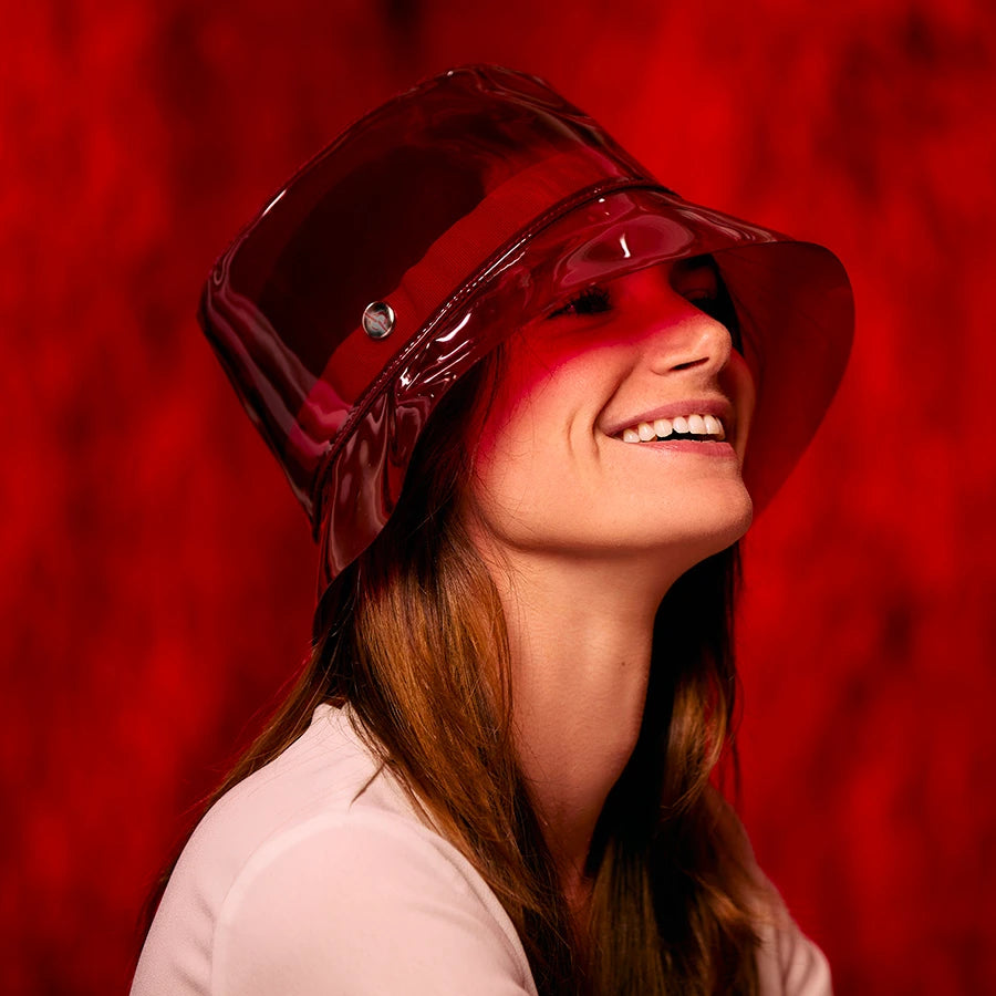 Femme souriante avec le bob vinyle rouge transparent Moulin rouge x Lastelier
