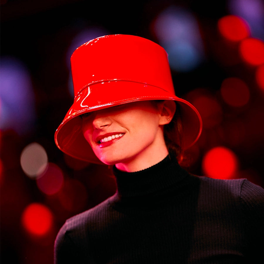 Bob Moulin rouge x Lastelier en vinyle rouge cachant les yeux d'une mannequin