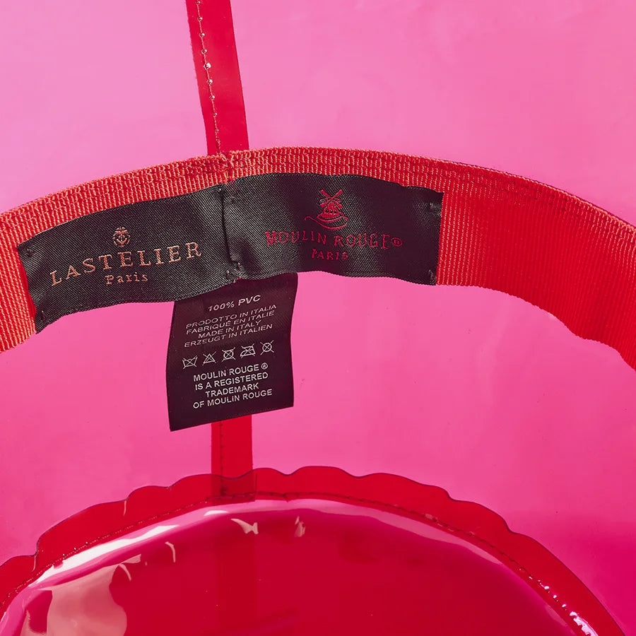 Intérieur du bob rouge transparent en vinyle par Lastelier et Moulin Rouge