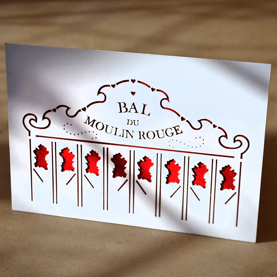 Photo d'ambiance de la carte postale upcyclée blanche et rouge du hall du bal du Moulin Rouge