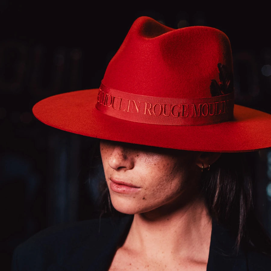 Jeune Peaux Rouges Avec Plume Chapeau en feutre rouge avec plumes - Moulin Rouge x Van Palma