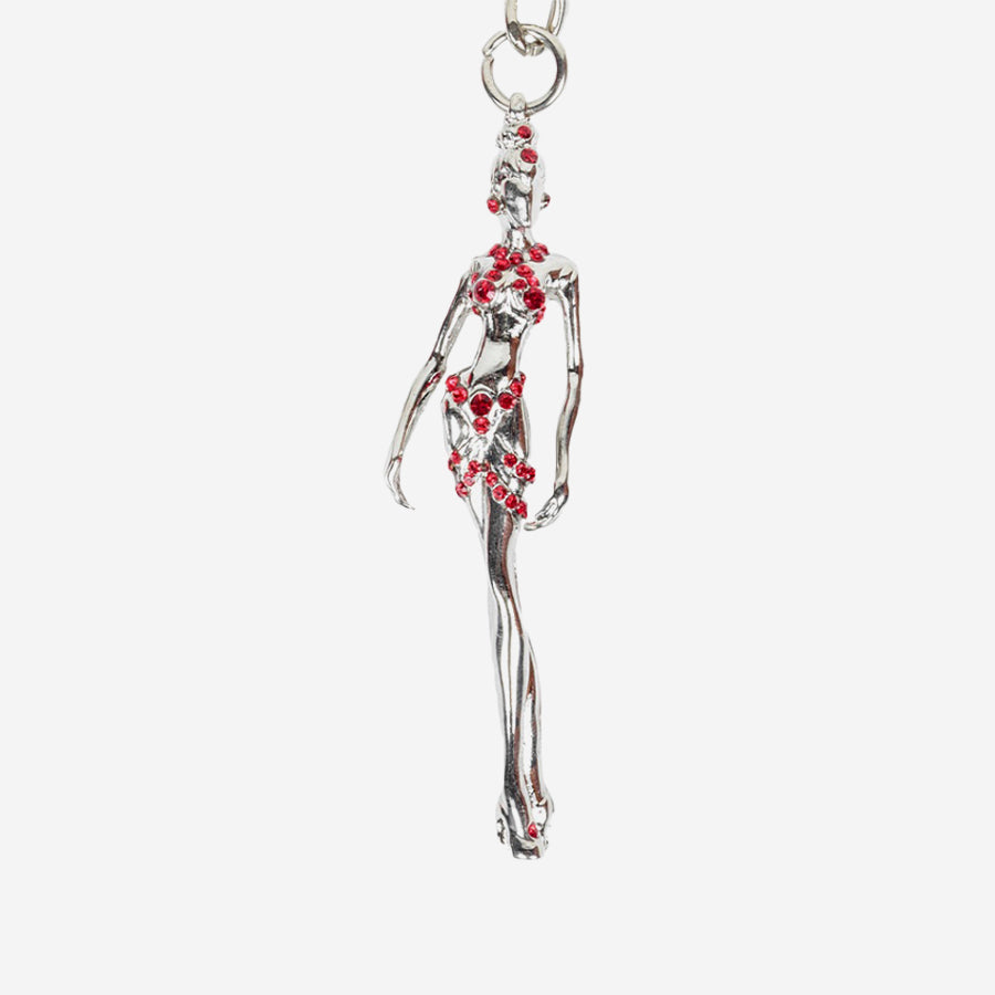 Zoom du porte-clés danseuse argenté du Moulin Rouge avec cristaux rouges